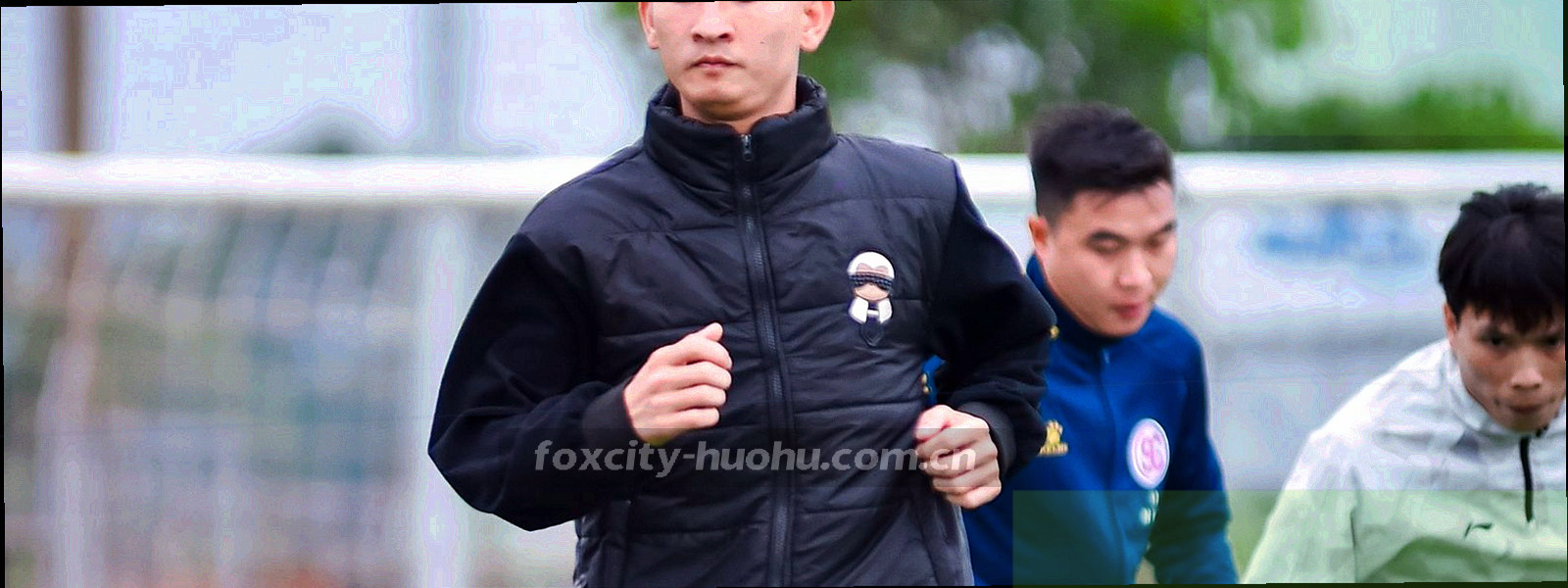 火狐体育CN帮助中心概念视觉：问号与数据流抽象图形